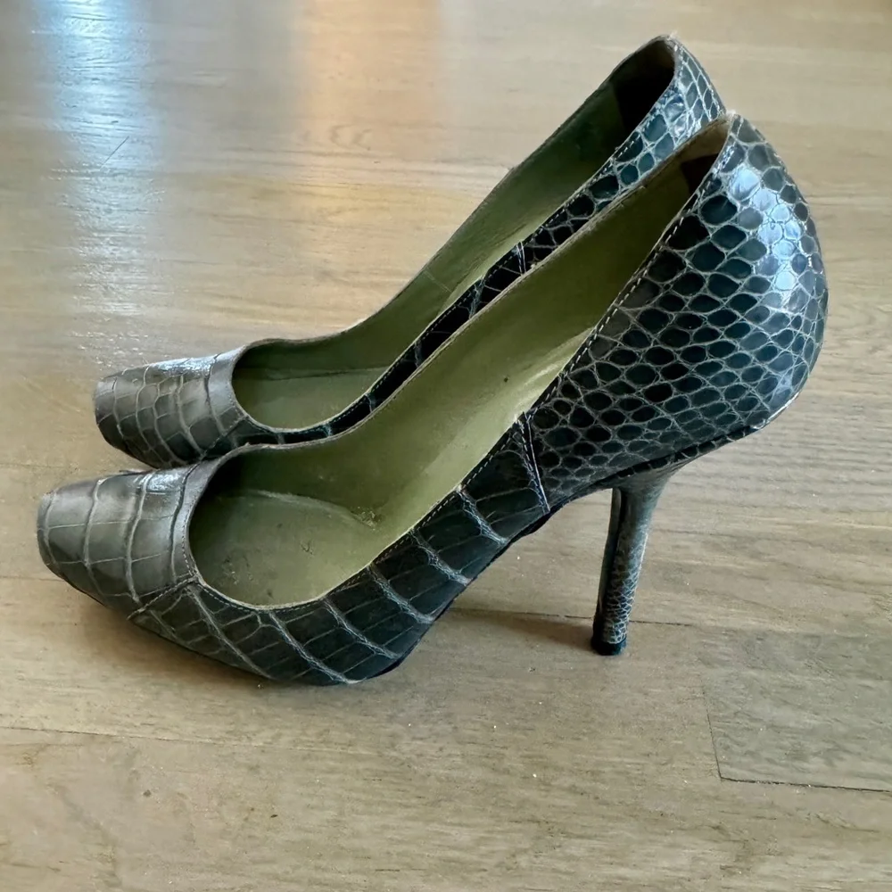 Calvin Klein Leather Croc Gray Stiletto Heels Round Toe Fashion Pumps Size 7